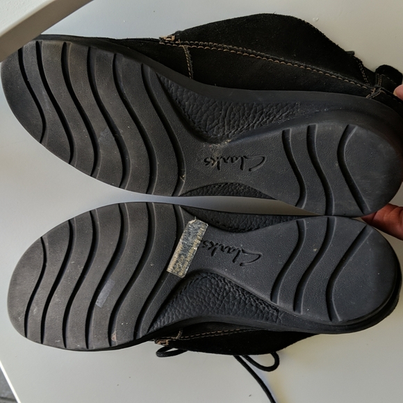 Clarks Black Soft Suede Leather Lace Up Shoes short boot style Size 7.5 - Picture 3 of 5